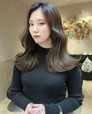 セミロング ブリなしWカラー✨️ 髪質改善【タケル】のヘアスタイル