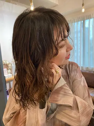 ミディアム パーマ 梅田ハイトーン チダ ヒナノのヘアスタイル