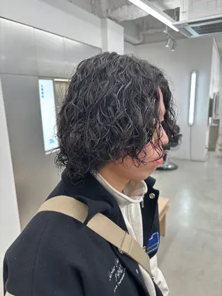 ミディアム パーマ職人DAIKI ツイスパ/波巻きのヘアスタイル