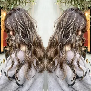 ロング 白いハイライト🤍 タナカリョウスケのヘアスタイル