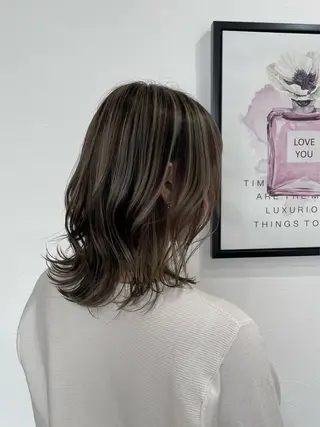 ミディアム カラー acero + hair&eyelash 幸手店【アチェロ】所属・ハイライトハイトーン 💖MOMOKAのヘアスタイル