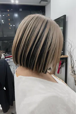 ショート カラー Mina/岡山/矯正 ブリーチ/レイヤーのヘアスタイル