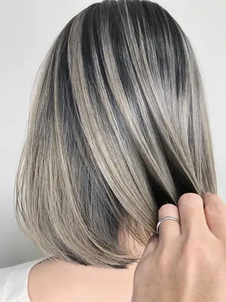 ショート カラー ito. ブリーチ/髪質改善のヘアスタイル