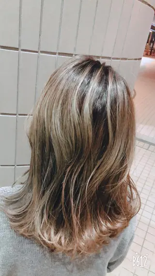 セミロング シールエクステ/ ハイトーンカラーのヘアスタイル