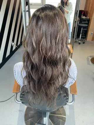 ロング 髪質改善＆ハイトーンカラー Cica神戸三宮元町店所属・福田 美波のヘアスタイル