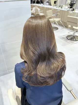 セミロング 韓国風/小顔レイヤー /艶カラーのヘアスタイル