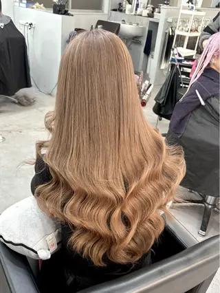 ロング カラー 大阪ケアブリーチ/ ミルクティーベージュのヘアスタイル