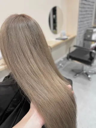 ロング 髪質改善カラー／ 艶髪ストレートのヘアスタイル