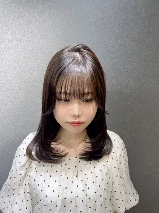 ミディアム maya レイヤーカットのヘアスタイル