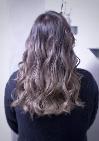 ロング カラー パーマ ヘアアレンジ 推し活専用 【派手髪】飯野ゆかりのヘアスタイル