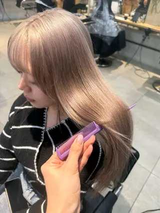 ロング カラー ミルクティー× グレージュMOMOのヘアスタイル