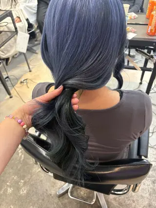 ショート カラー HIKARI🐈‍⬛ ハイトーン×デザインのヘアスタイル