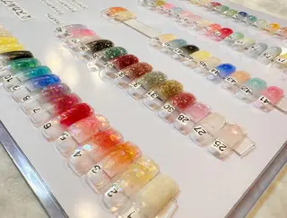 カラー ネイルリボン 受付スタッフのネイルデザイン