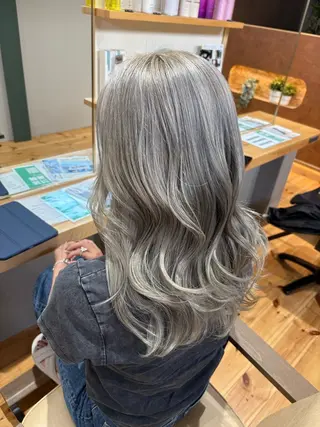 ロング セルバ所属・HIRORO ブリーチ/ハイトーンのヘアスタイル