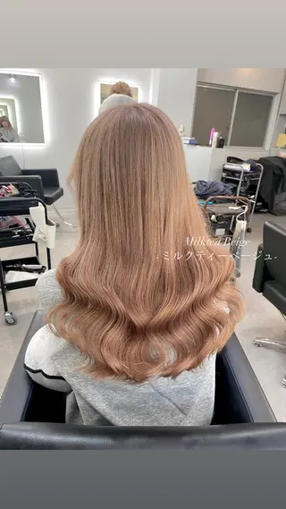 ロング カラー 大阪ケアブリーチ/ ミルクティーベージュのヘアスタイル