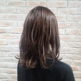 ミディアム 赤松 摩美のヘアスタイル