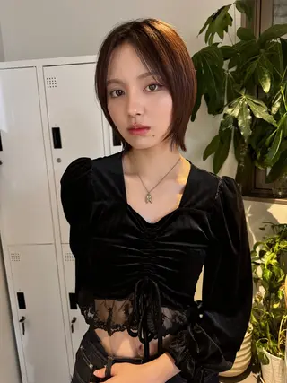 ショート カラー laff 新宿所属・切りっぱなしボブ レイヤー/縮毛矯正のヘアスタイル