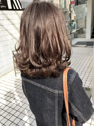 ミディアム カラー THE DAY所属・AKI HASHIMOTOのヘアスタイル