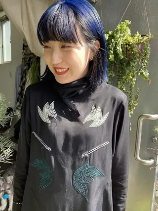 ミディアム カラー qiie リタッチ 黒染め　ワンカラーのヘアスタイル