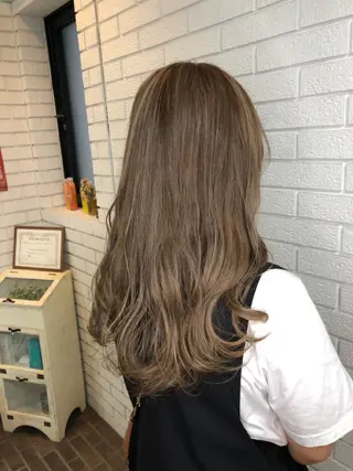 ロング 艶カラー🩵💛 NANAのヘアスタイル
