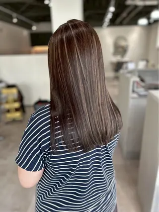 ロング 白髪ぼかし、縮毛矯正 長嶋零のヘアスタイル