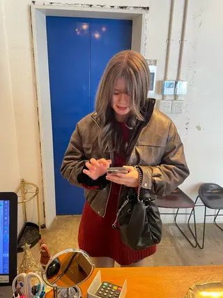 ロング カラー MIOベージュカラー 柔らかいカラーのヘアスタイル