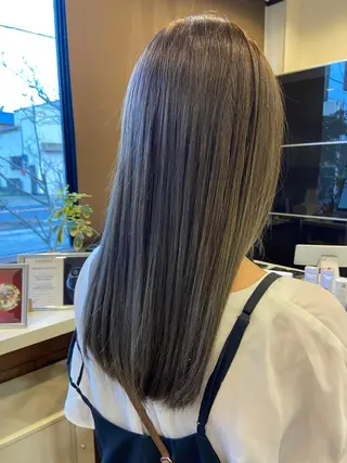 セミロング カラー 岩﨑 智穂のヘアスタイル