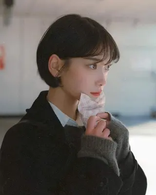 ショート 曲がる縮毛矯正 センターパートのヘアスタイル