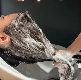 タツキ／レイヤー／ パーマ／艶カラーのヘアスタイル