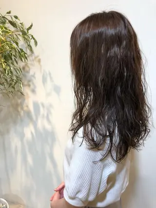 ロング パーマ MIOベージュカラー 柔らかいカラーのヘアスタイル