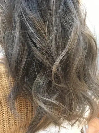 ミディアム カラー 白髪ぼかしハイライト 柳川拓哉のヘアスタイル