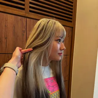 ロング ハイトーン/デザイン KURUMIのヘアスタイル