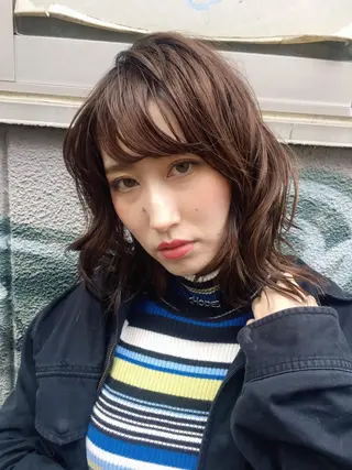 ミディアム カラー ウルフカット／吉村 桃子のヘアスタイル