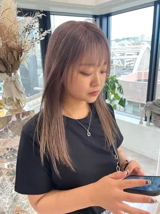 セミロング 切りっぱなしボブイヤ リングカラー清水隆央のヘアスタイル