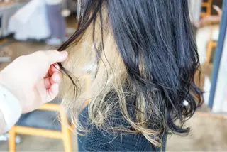 セミロング カラー ハイトーン/レイヤー /ケアブリーチ石川治のヘアスタイル