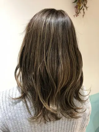 カラー 伊東 彩花のヘアスタイル