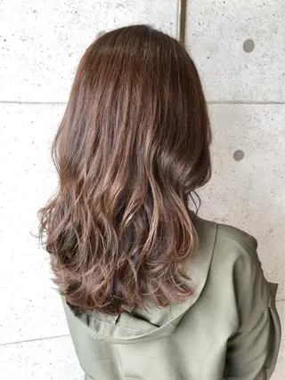 ミディアム 足立 磨咲のヘアスタイル