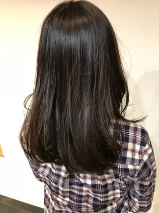 セミロング DEE okazakiのヘアスタイル