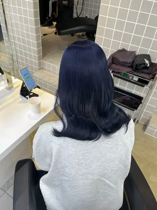 セミロング 寒色＆ブリーチ特化 寒色MiOのヘアスタイル