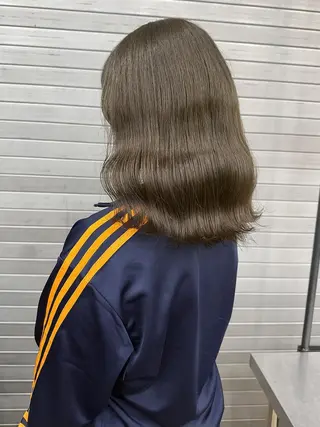 ミディアム 村岡彩優/松本 /ブリーチ/艶カラーのヘアスタイル