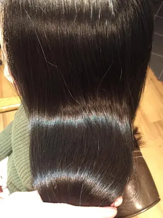 ロング ツキダテ ユイのヘアスタイル