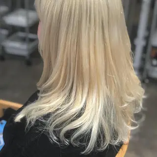 セミロング カラー ハイトーン/レイヤー /ケアブリーチ石川治のヘアスタイル