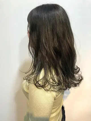 ミディアム カラー MIOベージュカラー 柔らかいカラーのヘアスタイル