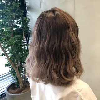ミディアム カラー 荒木 依莉亜のヘアスタイル