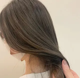 ミディアム カラー iLi所属・iLi 《イリ》のヘアスタイル