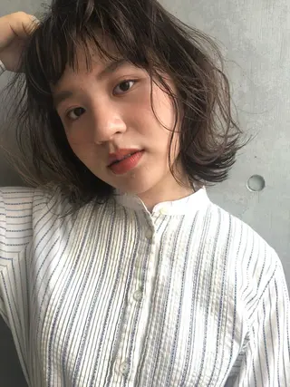 ミディアム ヤスザトアヤノ ／レイヤー／オリーブのヘアスタイル