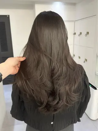 ロング AHNKISM所属・トレンドレイヤー/ 透明感カラーのヘアスタイル