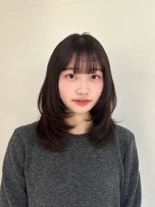 ミディアム エミリ / オリーブカラーのヘアスタイル