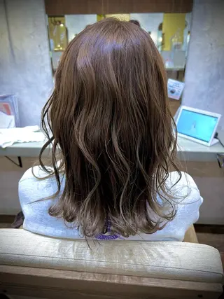 ミディアム カラー 三條場 彩夏のヘアスタイル