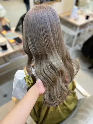 ロング カラー Lamp 柏 山口 か乃 ブリーチカラーのヘアスタイル